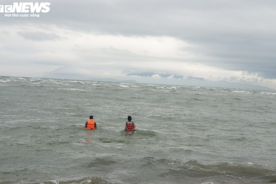 Ca nô chìm khiến 17 người chết và mất tích: Tìm thấy thi thể bé gái 3 tuổi