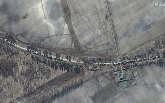Xung đột Nga-Ukraine: Đoàn xe quân sự khủng tiến gần Kiev, Nga khuyên người dân thủ đô Ukraine di tản