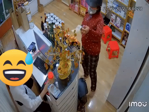 CLIP: người phụ nữ dùng chân trộm ví chuyên nghiệp trong cửa hàng