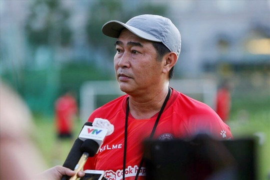 Huấn luyện viên Trần Minh Chiến phàn nàn mặt sân Hoà Xuân