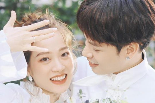 Nam ca sĩ đang hát với fan nữ thì bị khán giả facetime về cho vợ