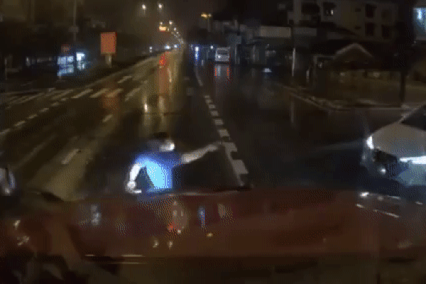 Bi hài lái xe container quỳ lạy trước đầu ô tô con giữa đêm vắng
