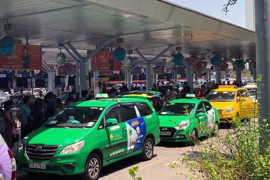 Sân bay Tân Sơn Nhất mạnh tay chặn nạn taxi dù 'chặt chém'