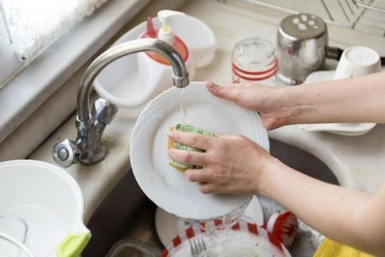 Có nên dùng nước nóng để rửa bát không? Nhiều người rửa bát hàng chục năm thậm chí không biết điều này