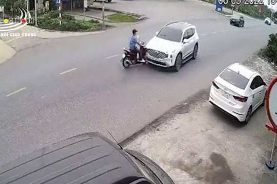 Video: Khoảnh khắc ô tô lấn làn tông trực diện người đi xe máy, bất tỉnh