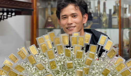 'Khủng' nhất dịp 8/3: Khách đặt bó hoa đặc biệt làm từ 100 cây vàng trị giá bằng cả căn nhà, chủ shop 'vừa mừng vừa lo'