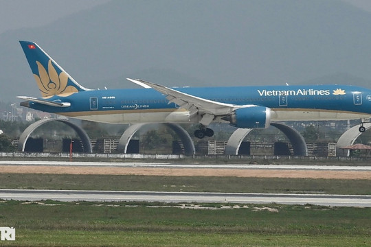 Chuyến bay đầu tiên "giải cứu" người Việt từ Ukraine hạ cánh xuống Nội Bài