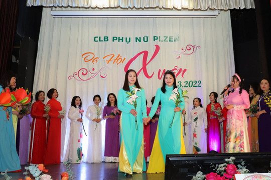 Phụ nữ Việt tại Plzeň (Séc) gặp mặt, trình diễn áo nhân dịp kỉ niệm ngày 8/3