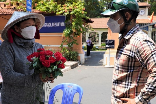 Hoa tiền, hoa kim cương... mòn mỏi đợi khách trên 'con đường tình yêu'