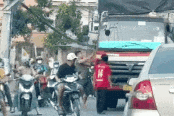 Clip: Nhóm người hùng hổ đập cửa kính, đánh tài xế giữa đường