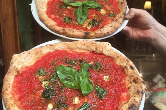Ngắm nhìn cửa tiệm và thưởng thức món pizza lâu đời nhất trên thế giới