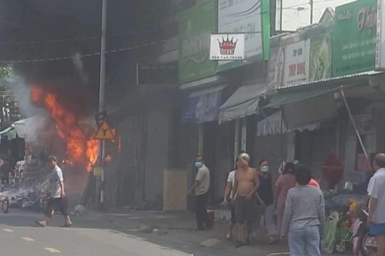 Cháy tiệm đồ chơi trẻ em, tiểu thương "bỏ của chạy lấy người"