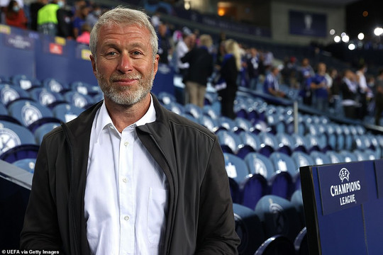 Anh phong tỏa tài sản của tỷ phú Roman Abramovich, cấm Chelsea chuyển nhượng