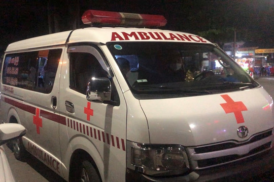 Quảng Ngãi: Chặn xe cấp cứu vào bệnh viện chở bệnh nhân chuyển viện