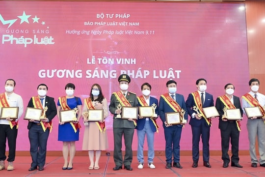 Tôn vinh gương sáng pháp luật