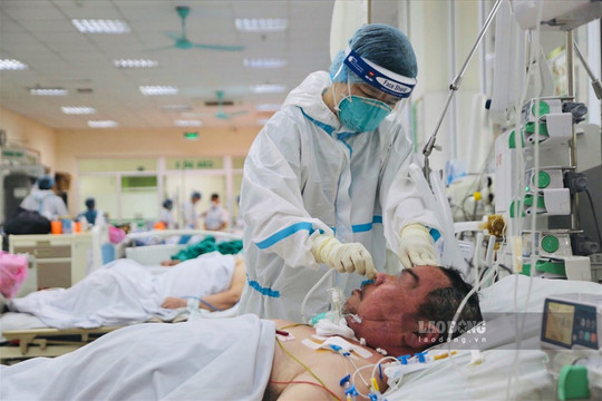 Cận cảnh quá trình "hồi sinh" tại khoa cấp cứu bệnh nhân COVID-19 nặng