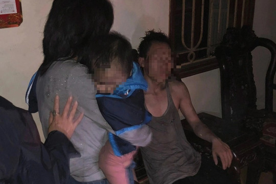 Cảnh sát giải cứu 3 bố con khỏi đám cháy nhà ở Hà Nội