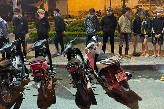 Cảnh sát hóa trang xuyên đêm vây bắt "quái xế" ở Hà Nội