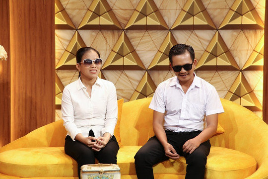 Hôn nhân của cặp đôi khiếm thị: Dù đi xa  50km bán vé số vẫn hạnh phúc
