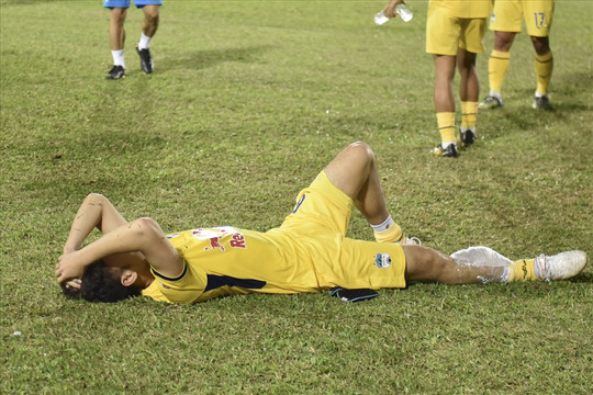 Cầu thủ Hoàng Anh Gia Lai gục xuống sân sau trận hoà 2-2