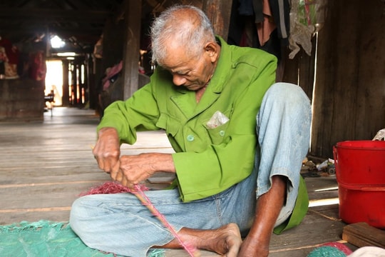 Độc đáo nghề làm dây thừng bằng vỏ cây, bao tải bỏ đi của người Jrai