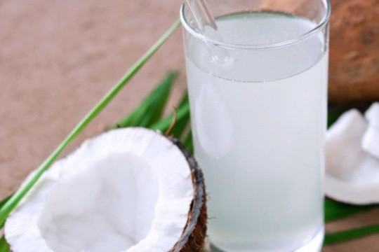 Người mắc Covid-19 uống nước dừa như thế nào để không gây hại?