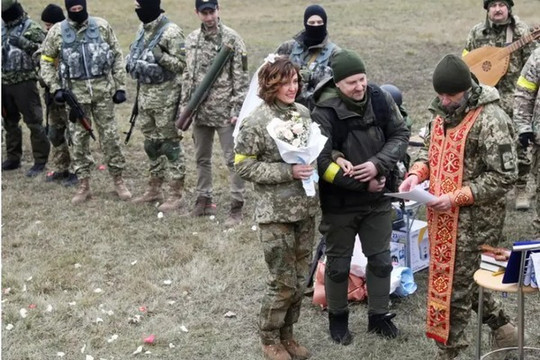 Gần 4.000 cặp đôi Ukraine kết hôn giữa giao tranh căng thẳng với Nga