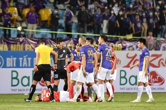 CLB Hà Nội - TPHCM 0-0: Văn Kiên nhận thẻ đỏ, Hà Nội chơi thiếu người