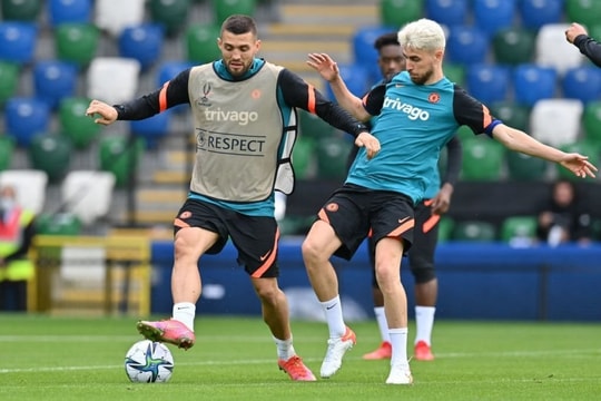 2 nhà tài trợ cam kết tiếp tục gắn bó với Chelsea