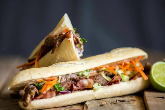 Làm bánh mì kẹp bò và ngò tươi cho bữa sáng