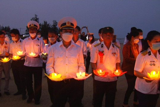 Ảnh: Cựu binh và thân nhân thả đèn hoa đăng tưởng nhớ liệt sĩ Gạc Ma
