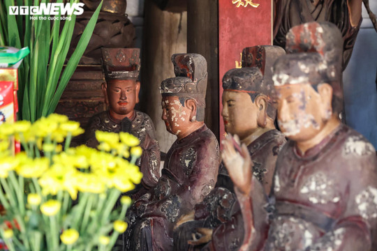 Ảnh: Các pho tượng La Hán chùa Tây Phương bị mối mọt đục loang lổ, bong tróc