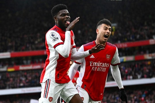 Arsenal thắng tưng bừng Leicester City để trở lại top 4