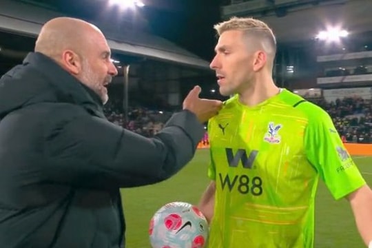 Pep Guardiola đấu khẩu với thủ môn đối phương sau khi Man City sảy chân