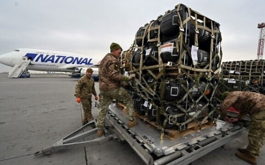 Mỹ cấp thêm vũ khí tới Ukraine, xem xét khả năng đưa máy bay chiến đấu tới vùng chiến sự