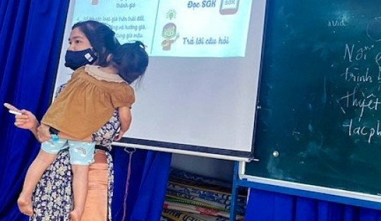 Xúc động hình ảnh cô giáo vừa bế con ngủ trên tay vừa dạy trực tiếp