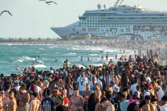 Bãi biển ở Mỹ đông nghịt người như chưa từng có Covid-19