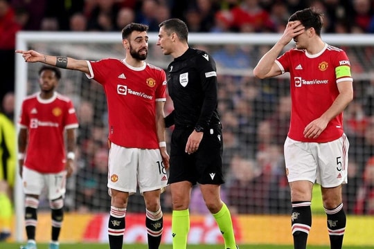 Man Utd trả giá cho những quyết sách sai lầm