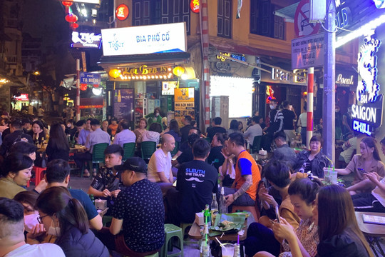 Hàng quán được bán sau 21h, ẩm thực phố đêm Hà Nội tấp nập khách
