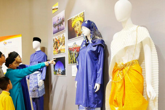 Ngắm trang phục truyền thống các nước ASEAN tại cố đô Huế