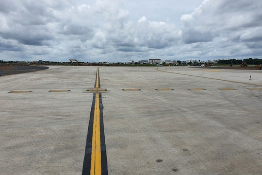 Sân bay Tân Sơn Nhất lại đóng cửa tạm thời một đường băng để sửa chữa
