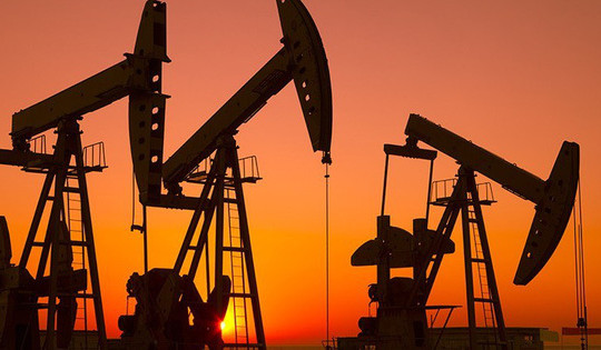 Giá dầu bất ngờ tăng lên mốc trên 100 USD/thùng