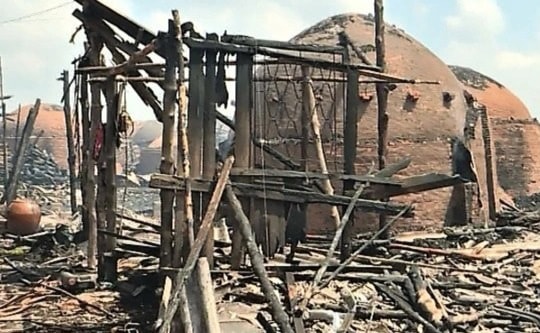 Nhiều căn nhà bị thiêu rụi trong đám cháy kéo dài suốt 5 tiếng