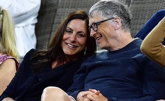 Bất ngờ với biểu cảm của tỷ phú Bill Gates khi đi với nhóm bạn nữ