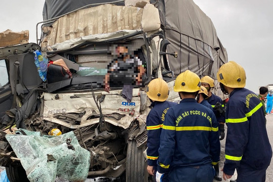 Gần một giờ cứu hộ đưa thi thể tài xế khỏi cabin xe tải sau vụ tai nạn