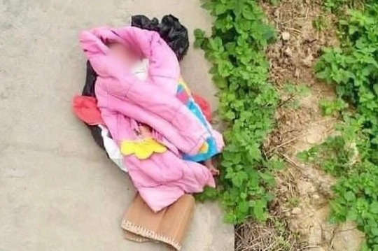 Truy tìm cha mẹ của bé gái sơ sinh bị bỏ trong túi nilon vứt bên đường