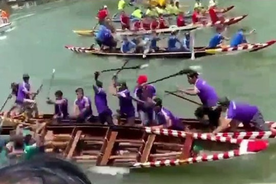 Tung mái chèo đánh đội bạn rơi xuống sông khi tranh giải đua ghe vẫn 'ẵm' giải fair play