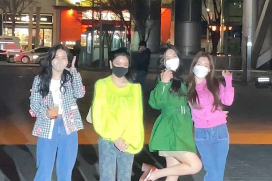 Quá phấn khích khi được comeback sau thời gian dài: Joy (Red Velvet) tự tin pose dáng, catwalk trong khi đồng đội thì ôm mặt cười trong bất lực