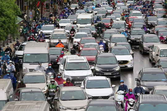 Đường phố ùn tắc giờ cao điểm, "bình thường cũ" ở Hà Nội đã quay trở lại?