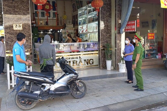 Quảng Nam: Tóm gọn kẻ vờ hỏi mua vàng rồi cướp